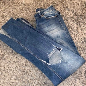  - Skitsnygga jeans, klippt hålen själv och även slitsen vid foten. 