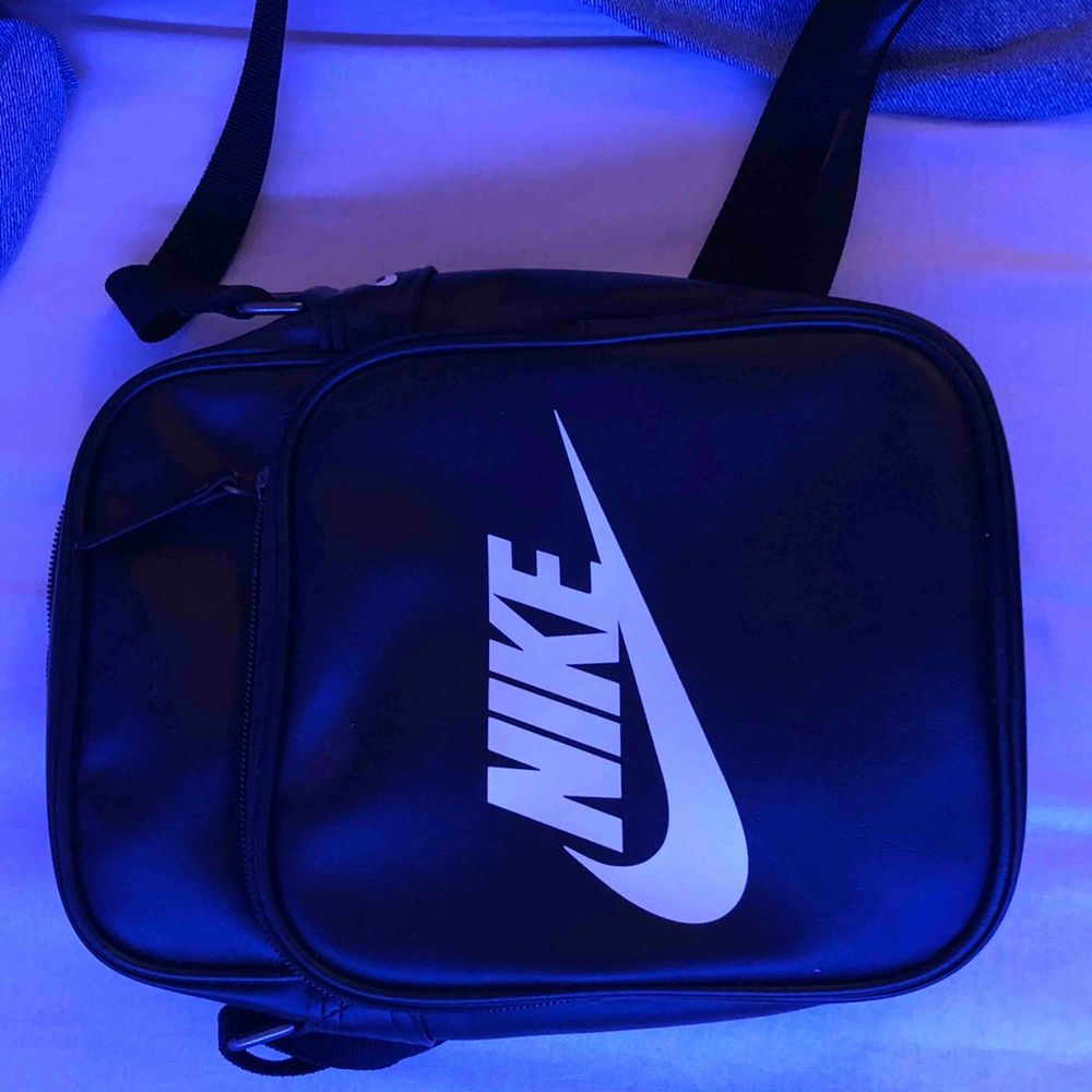 Nike väska som jag använt en gång så den är i toppskick 💖 frakt tillkommer. Väskor.