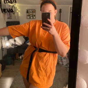  - Skitsnygg oversized tshirt från weekday. Bältet följer inte med.