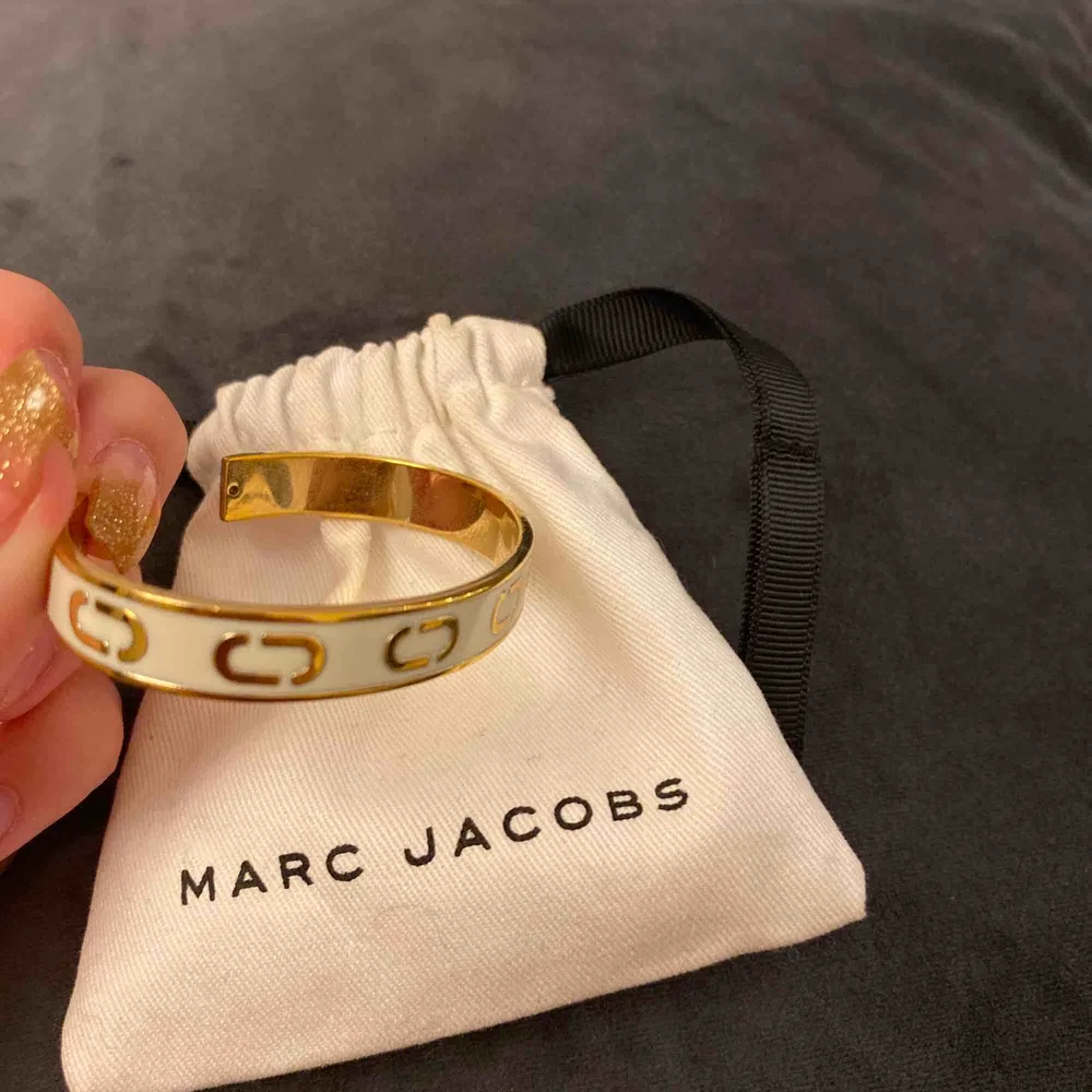 Marc Jacobs armband i guld och vit! Bara använt fåtal gånger Nypris 1000kr. Accessoarer.