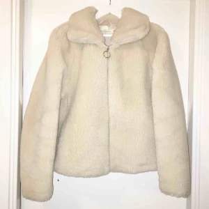  - Mysig o snygg jacka i luddigt material 🌟 möts endast upp i stockholm! 