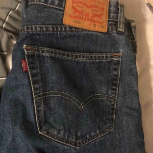  - ett par blåa 505 levis jeans 