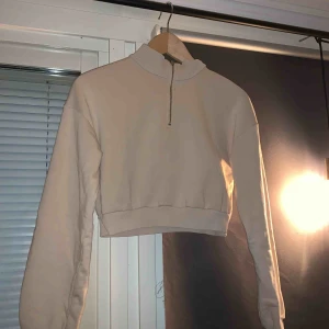  - En crop top tjock tröja ifrån Nelly använd 1 gång 