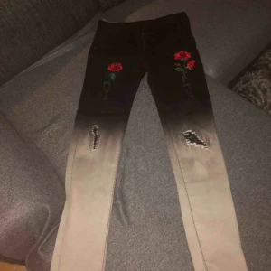  - Byxor i svart, vit ombre med ros broderi. Storlek 30 men små i storlek. Aldrig använda. Original pris 800kr.