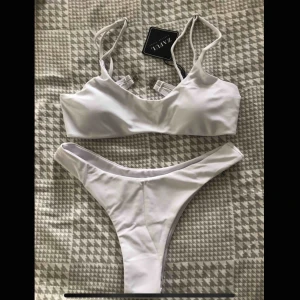  - Säljer denna fina bikinin ifrån zaful i storlek S. Helt oanvänd, alla lappar är kvar! Köparen står för fraktkostnad som ligger på 42kr🌸 Fler bilder kan skickas privat!🌹