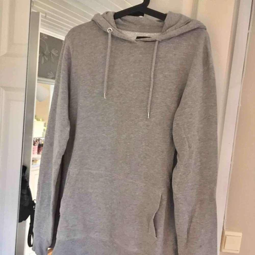 Jättemysig grå hoodie från Lager 157, perfekt för att ha på sig hemma 🌸 Finns i Kalmar men kan fraktas, skriv för med detaljer, bilder och fraktpris 🌸. Hoodies.