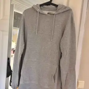 Jättemysig grå hoodie från Lager 157, perfekt för att ha på sig hemma 🌸 Finns i Kalmar men kan fraktas, skriv för med detaljer, bilder och fraktpris 🌸