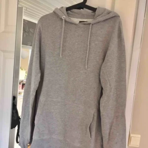  - Jättemysig grå hoodie från Lager 157, perfekt för att ha på sig hemma 🌸 Finns i Kalmar men kan fraktas, skriv för med detaljer, bilder och fraktpris 🌸
