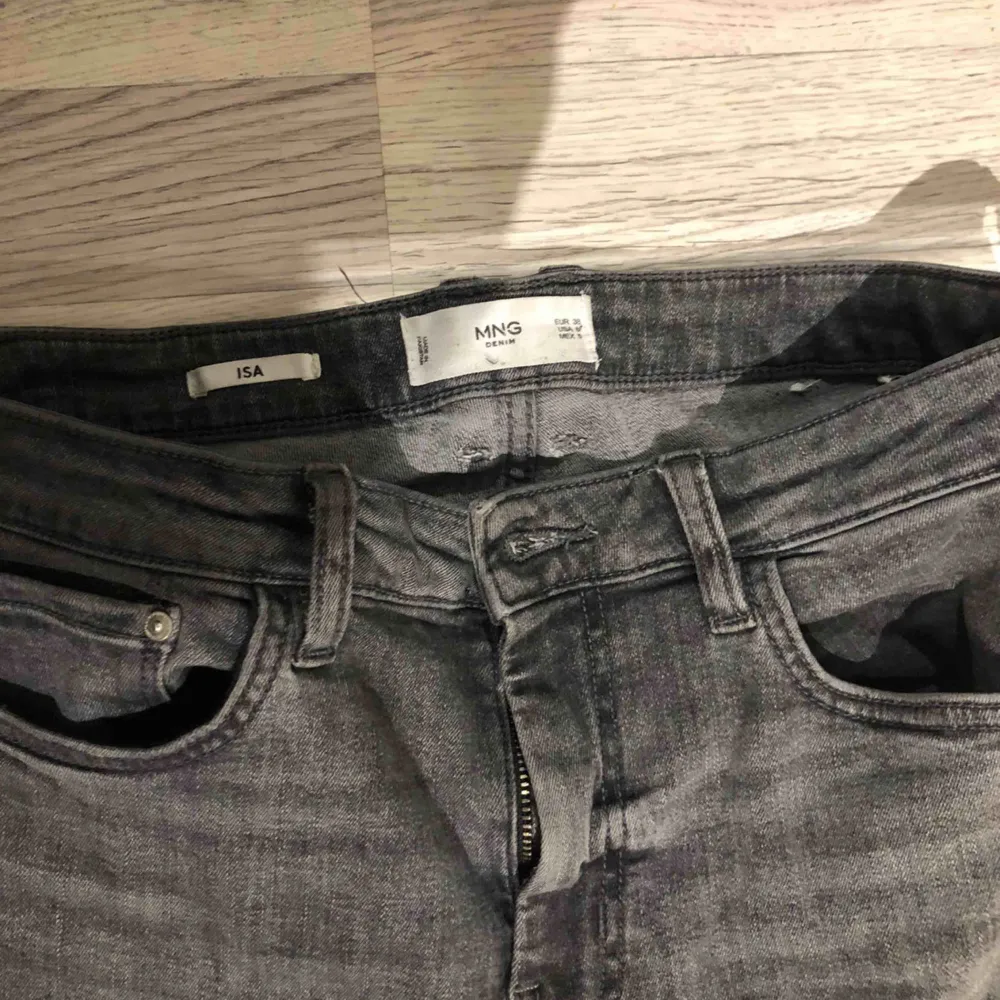 Gråa jeans med egenklippt hål på höger knä, superfräscha! Andvända ett fåtal gången men i ett bra skick!💞. Jeans & Byxor.