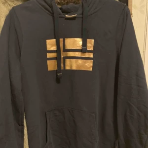  - Napapijri tröja, använd flera gånger men i bra skick, passar st S, köparen står för frakten ungefär 60kr