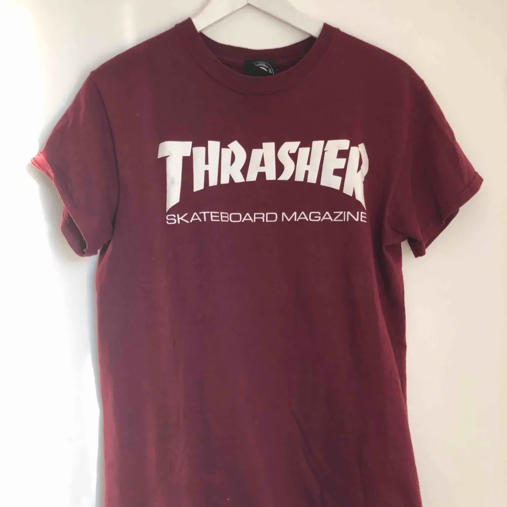 Äkta T-shirt från thrasher som nästan aldrig är använd. Därför i väldigt bra skick. Köparen står för frakten! . T-shirts.