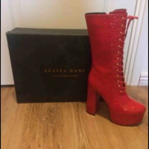  - Helt nya skor ifrån Dollskill. 