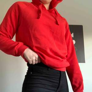Enkel och fräsig röd hoodie från bikbok! Köparen står för frakt