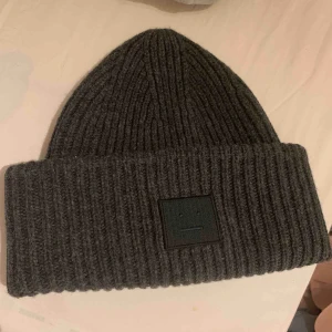  - Säljer min älskade acne mössa, pga har inte någon användning av den då jag fick en ny precis! Köpt i slutet av okt 2019 på NK, väldigt bra skick! Den är grå och passar till ALLT såså snygg!! Nypris 1100kr