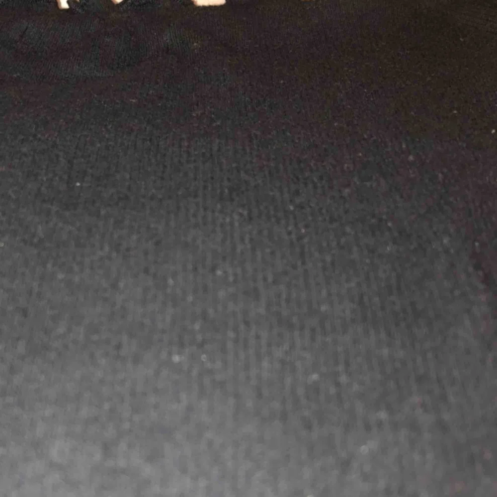 En svart offshoulder tröja från golvlister. Använd fåtal gånger. Tröjor & Koftor.