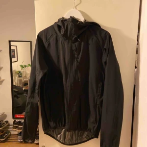  - Enkel windbreaker från Lager. Jättebra skick, lite smutsig som enkelt går bort i tvätten. Sitter liiite litet. 