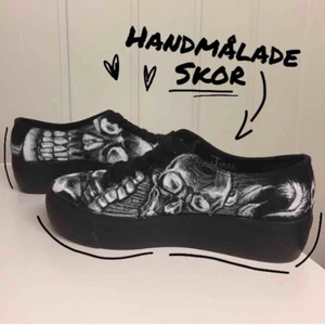  - Storlek 37 i fint skick. Handmålade med textil pennor. Tipsar ändå att vara försiktiga med skorna så dom håller längre. Prutat och klart. Frakten kommer på 90kr extra. 