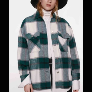  - Säljer den trendiga rutiga kappan från zara i storlek S. Väldigt bra skick ! Om du är intresserad, kan jag skicka bättre bilder på den.