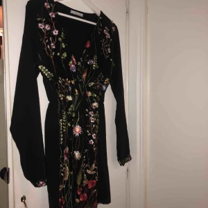  - Blommig klänning i storlek S från Plaza Italia, endast använd 1 gång. 