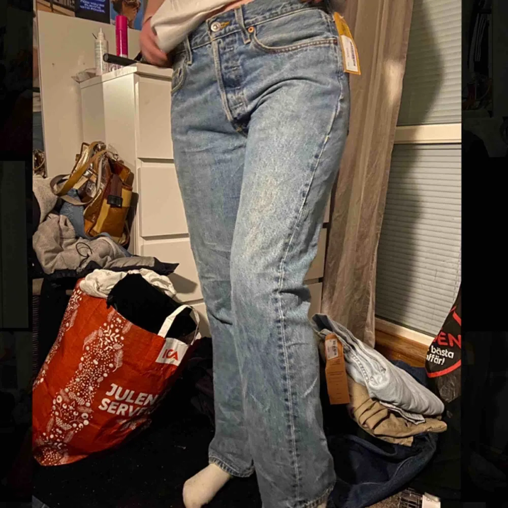 Blåa Levis jeans fett snygga! Jätte bra skick! Storleken skulle jag säga är S/M , jag är 165cm lång och dom går ända ner över hela foten 💕 skriv om intresserad . Jeans & Byxor.