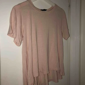  - Ljusrosa t-shirt från H&M i storlek XS, i gott skick.