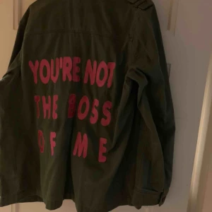  - Jacka från H&M som jag broderade lite på ryggen;). Super kul! Bud från 150kr. Frakt (53kr)