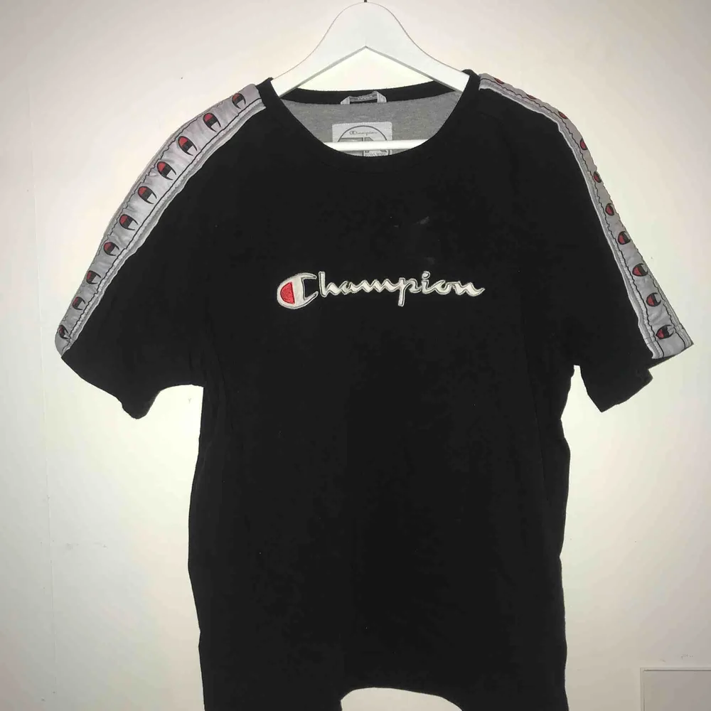 En skit snygg vintage Champion t-shirt med revärer på sidorna av ärmarna. Den är i en storlek L men skulle säga att den är lite mer av en M/L. Sitter nog perfekt oversized på en strl S🥰. T-shirts.
