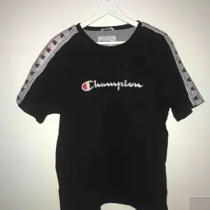 En skit snygg vintage Champion t-shirt med revärer på sidorna av ärmarna. Den är i en storlek L men skulle säga att den är lite mer av en M/L. Sitter nog perfekt oversized på en strl S🥰