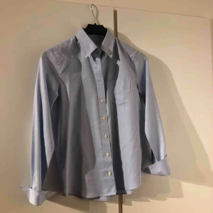  - En blå gant skjorta, helt ny.