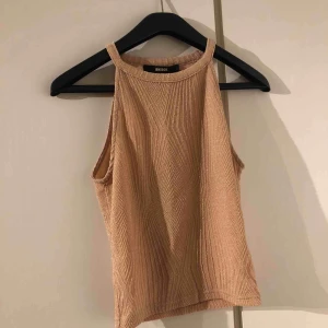  - En beige topp. Aldrig använd 