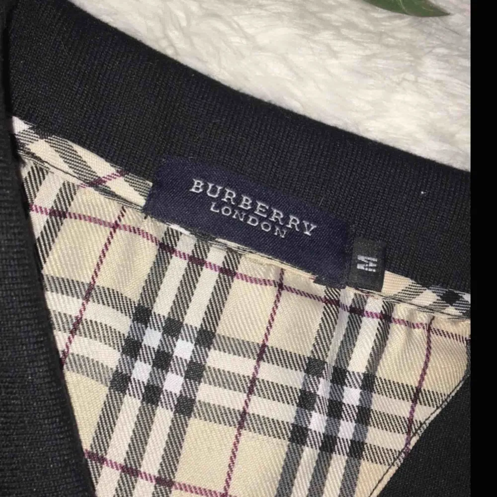 Super snygg pikéteöja från Burberry. Storlek M. Den är uppkortad lite grann men inget syns eller märks. Använd ett par gånger endast. Frakt ingår i priset.. Toppar.