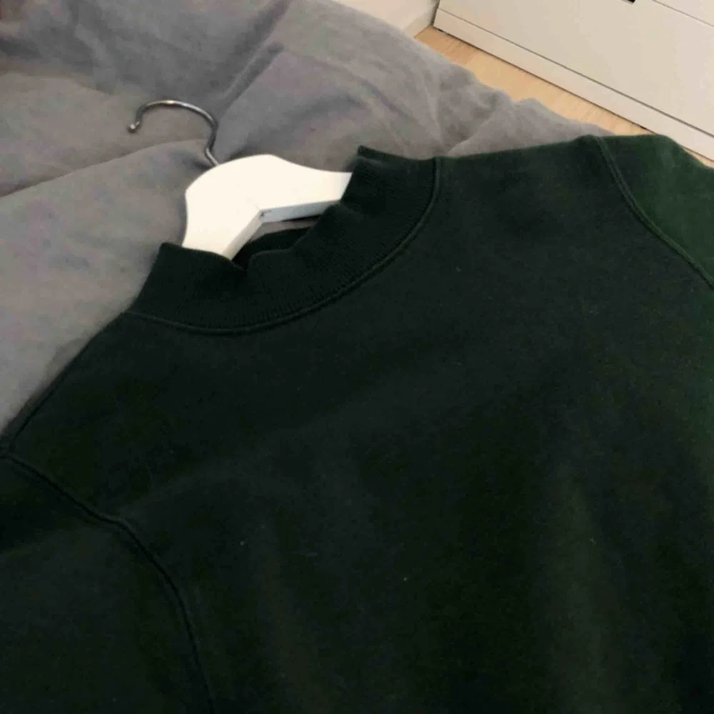 Superskön och snygg sweatshirt från monki💜 är i storlek xs men är oversized så passar allt från xs till L. Tröjor & Koftor.