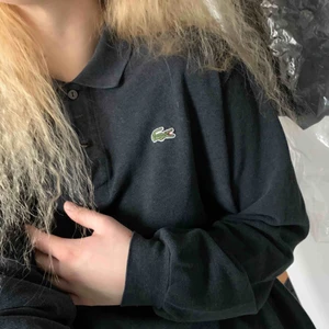  - Vintage och oversize lacoste piké!!! Hur fin som helst men inte riktigt min stil, så den förtjänar att komma till användning mer 😍😍