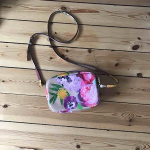  - Äkta VS väska Fin sommar/vår väska med axelband