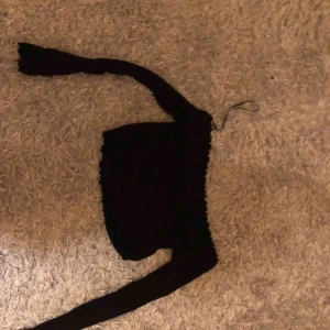  - Cropad off shoulder tröja från bikbok