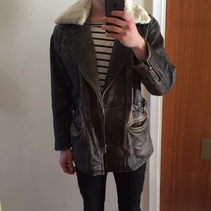  - storleken är L, jag brukar dock ha S och den sitter bra ändå.   Äkta skinn  Löstagbar Krage