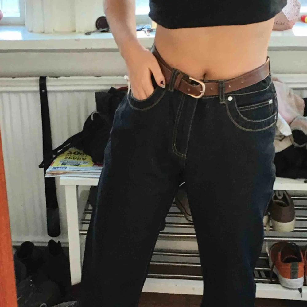 Tuffa raka ”baggy” jeans som sitter bra i midjan med ett skärp men skulle nog fungera utan. Tyvärr för långa för mig och skulle passa en längre person bättre. Jeans & Byxor.