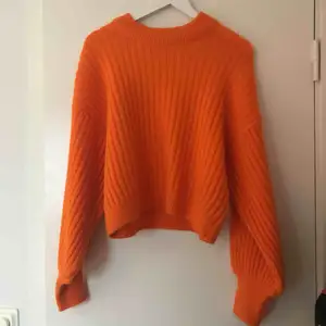 Jätte fin orange stickad tröja! Använt den 1 gång. Frakt tillkommer