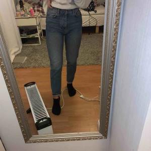  - Ett par supersnygga mom jeans ifrån bikbok i stl XS, säljer pga att jag inte använder de längre. Köpta för 599. Frakt tillkommer.