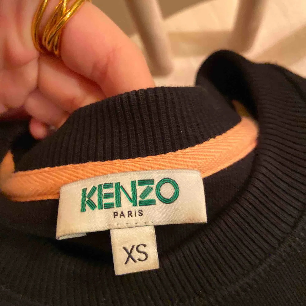 Säljer min kenzo tröja då jag inte använder den längre. Inköpspris ungefär 2100 kr (köpt i euro). Använd men väldigt fint skick. Frakt tillkommer man kan mötas upp i Stockholm 🥰🥰. Tröjor & Koftor.