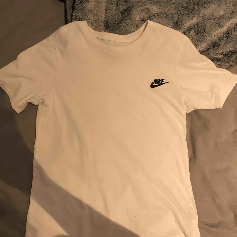 Vit Nike T-shirt i mycket bra skick! . T-shirts.