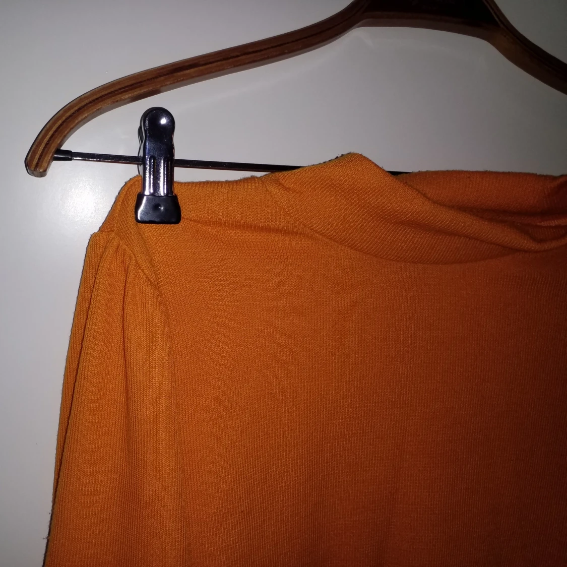 Orange tröja med detaljer - 90