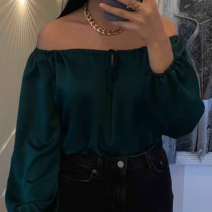  - Grön satin offshoulder topp från PLT, använd fåtal gånger. 