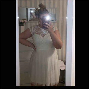  - Jättefin vit klänning ifrån Nelly som passar utmärkt till student eller skolavslutning. Nypris 599. Jättefint skick. Frakt tillkommer på 55kr.