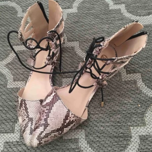  - I ormskinnsmönster med snörning och dragkedja, fint skick.   📬 Frakt 72 kr