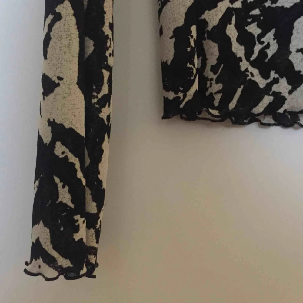 Långärmad halvgenomskinlig tröja med trendigt mönster i off-white/svart 🌟👌 Strl 34/36 och passar xs/s. 📬 Frakt 49 kr.. Toppar.