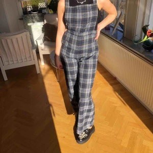  - Superfina rutiga hängselbyxor köpt på en vintage affär. Är i perfekt skick 🥰  