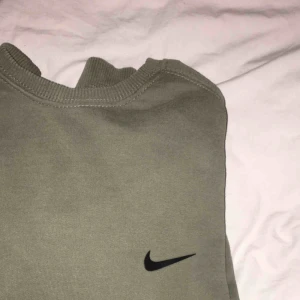  - skitfin grön nikesweater. står xl på lappen men eftersom att det är juniorstorlek så är den som en S! jag är oftast strlk S/M för referens :-)