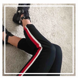  - Sjukt snygga kostymbyxor från Zara. Svarta med röd och ovh vitt kant band. Använda 1 gång så väldigt fint skick! Frakt tillkommer