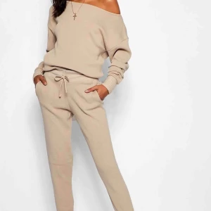  - Stickad mysset i beige! Säljer både tröjan och byxorna som ett set. Aldrig använt ⭐️ Köparen står för frakten